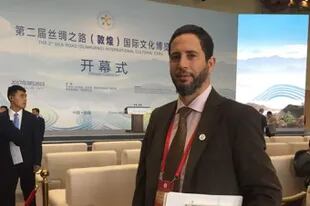 Villagrán tiene un doctorado en culturas asiáticas y es Director del Centro de Estudios Argentina-China en la Facultad de Ciencias Sociales de la UBA
