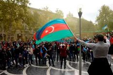 Nagorno Karabaj: Armenia y Azerbaiyán acuerdan un alto el fuego y hay protestas