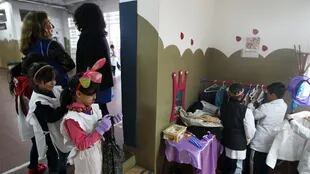 El rincón de disfraces en la escuela Malvinas Argentinas