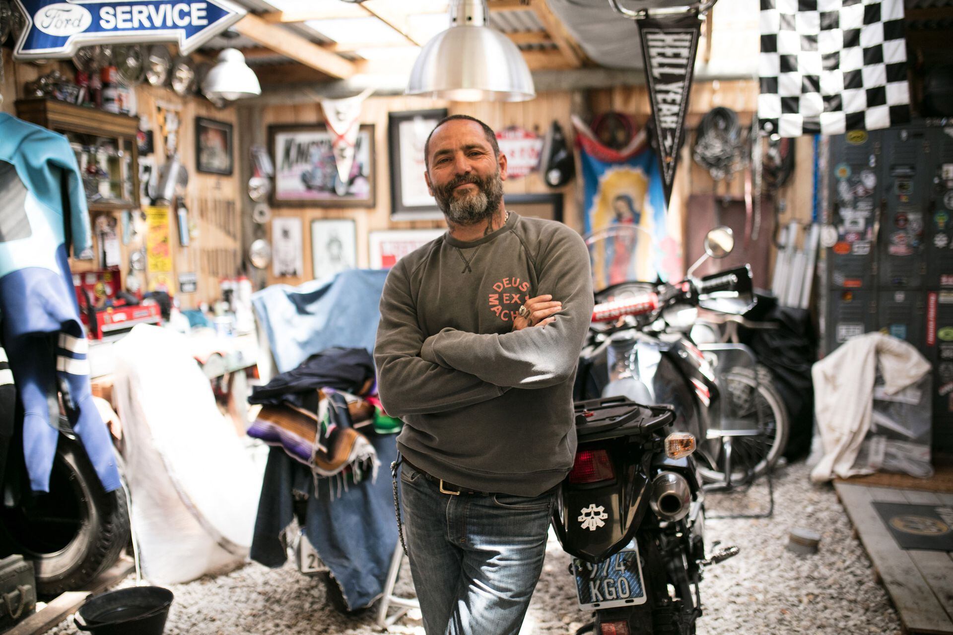 El fotógrafo Pablo Franco se instaló con sus motos y herramientas a metros del mar.