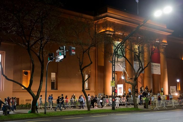 El Museo Nacional de Bellas Artes, con mucho público esperando para ingresar