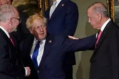 La extraña toma que le hizo el presidente de Turquía a Boris Johnson en la cumbre de la OTAN