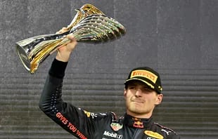 Max Verstappen con el trofeo del Gran Premio de Abu Dhabi. El neerlandés ganó el primer título de su historia.