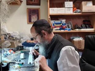 El restaurador y escriba Moshe Dahan, revisando un texto sagrado