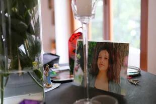Memorabilia sobre Lola en la casa de sus padres, Adriana Belmote y Diego Chomnalez.
