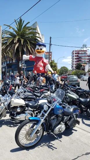 Banda de motoqueros que pasó a sacarse una foto con el Pato este verano