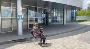 Una mujer fuera del predio de la MoldExpo que aloja a refugiados ucranianos