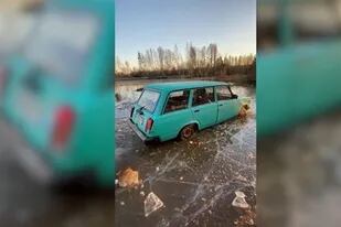 Esta joven rusa intentó cruzar un estanque helado con su coche pero quedó atrapada