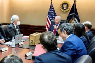 Esta foto publicada el 2 de agosto de 2022 por la Casa Blanca muestra al presidente estadounidense Biden reunido con su equipo de seguridad nacional para discutir la operación antiterrorista para acabar con Ayman al-Zawahiri el 1 de julio de 2022. 