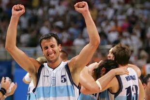 El festejo de Manu tras el histórico triunfo ante el Dream Team en Atenas 2004