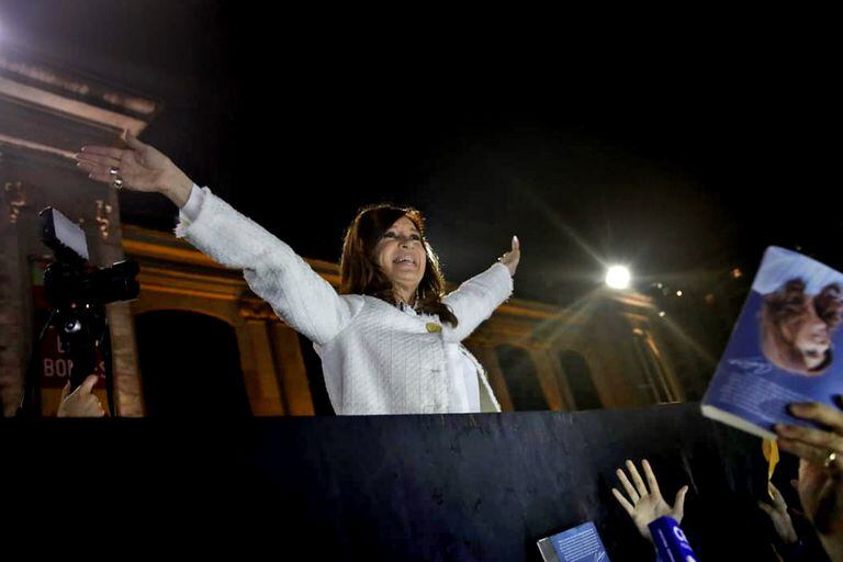 Cristina Kirchner saluda al público al finalizar la presentación