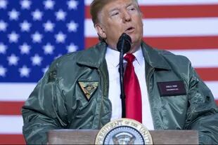 Trump, con chaqueta militar durante su reciente visita a Irak, tras anunciar la salida de Siria y el recorte de efectivos de Afganistán