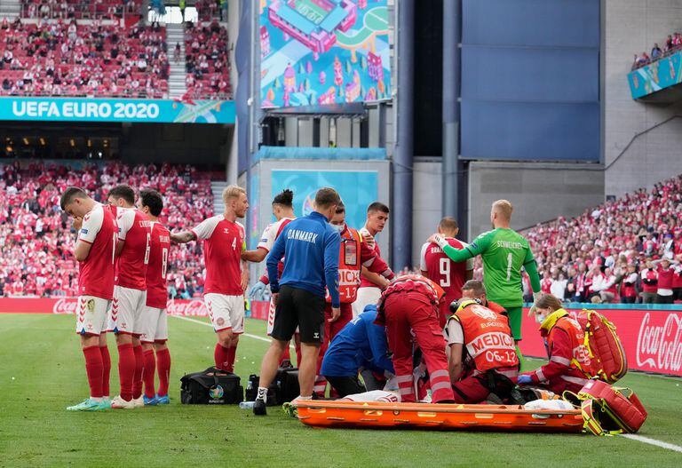 Christian Eriksen recibe la atención médica durante el partido entre Dinamarca y Finlandia