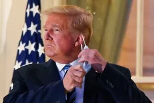 Trump se saca el barbijo ante las cámaras