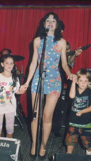 Gilda junto a sus dos hijos, Mariel y Fabricio Cagnin: los dos pequeños la acompañaban en sus giras por el interior del país