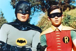 Adam West interpretando a Batman, al lado está el inseparable Robin
