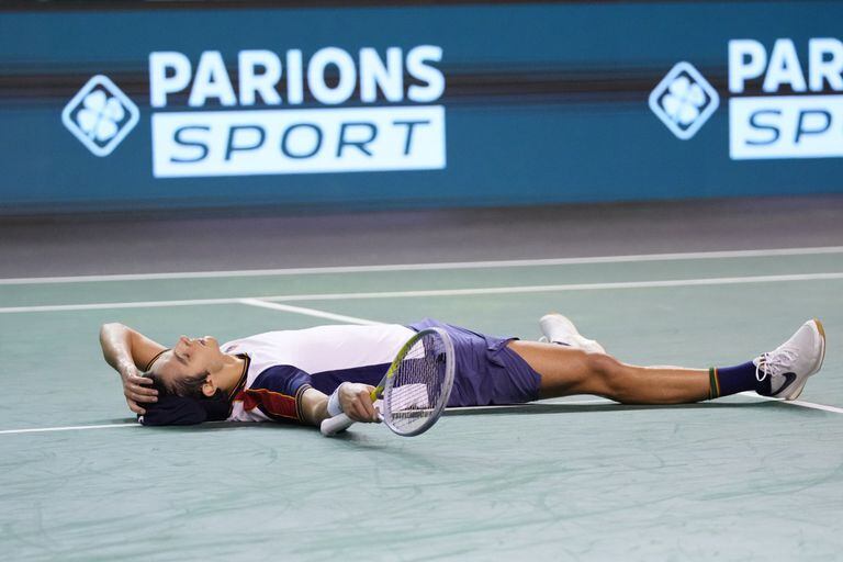 En el Masters 1000 de París-Bercy, la publicidad que generó polémica: de "Parions Sport", una casa de apuestas; en el suelo, el italiano Lorenzo Musetti.