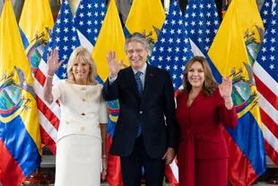 La primera dama Jill Biden (izquierda), el presidente ecuatoriano Guillermo Lasso (centro) y la primera dama de Ecuador, María de Lourdes Alcivar de Lasso (derecha), en el Palacio de Carondelet en Quito, Ecuador, el 19 de mayo de 2022