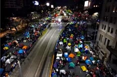 Piqueteros de izquierda escalan el conflicto con el Gobierno y pasan la noche en la avenida 9 de Julio