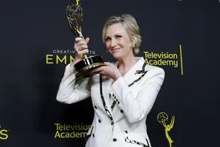 Jane Lynch se llevó al Emmy a la mejor actriz invitada en una comedia por The Marvelous Mrs. Maisel