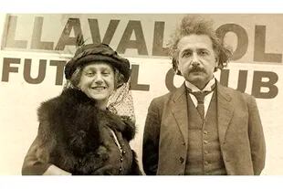 Albert Einstein junto a Elsa durante su visita a la localidad bonaerense de Lavallol