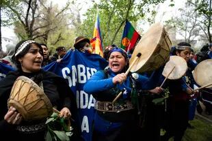 En Chile, un enfrentamiento entre policías y mapuches dejó una mujer muerta y al menos 10 detenidos.