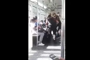 Imagen del video que muestra a una oficial de la Policía de la Ciudad maltratando a un niño