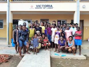 Un grupo de chicas rescatadas, que estuvieron en situación de prostitución en Sierra Leona y hoy buscan una nueva vida en el refugio Girls OS+