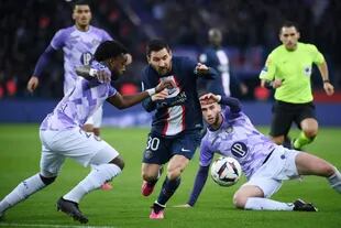 Lionel Messi lucha por el balón entre dos rivales durante el primer tiempo de PSG - Toulouse; el rosarino busca compañía