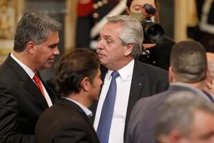 El Presidente, Alberto Fernández, saluda a los gobernadores Jorge Capitanich y Axel Kicillof