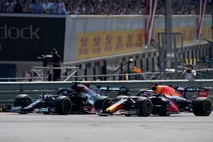 En el Gran Premio de Gran Bretaña, Max Vertappen y Lewis Hamilton protagonizaron el primer incidente grave de la temporada; el británico recibió una penalización de 10 segundos, aunque igualmente ganó la carrera y desató las quejas de Red Bull Racing