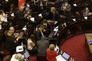 Esteban Bullrich renuncia a su banca en el Senado en medio de la emoción de los miembros de la Cámara alta