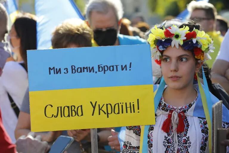 Marcha desde la Plaza de Mayo hasta el Obelisco contra el ataque de Rusia a Ucrania