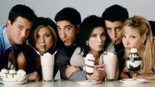 El exitoso elenco de Friends: Chandler Bing (Matthew Perry), Rachel Green (Jennifer Aniston), (doctor) Ross Geller (David Schwimmer), Mónica Geller (Courteney Cox), Joey Tribbiani (Matt LeBlanc) y Phoebe Buffay (Lisa Kudrow).
