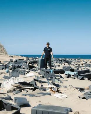 Yago Lange en Península Valdés, donde inició una campaña para lograr limpiar un sector de esa costa que está repleta de residuos plásticos
