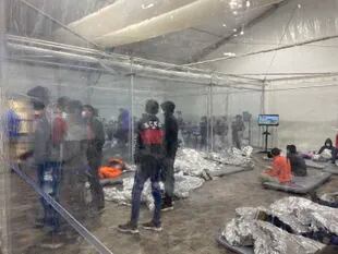 La foto difundida por el congresista Henry Cuellar, (TX-28) que muestra las condiciones que enfrentan los migrantes en el centro de detención de Donna