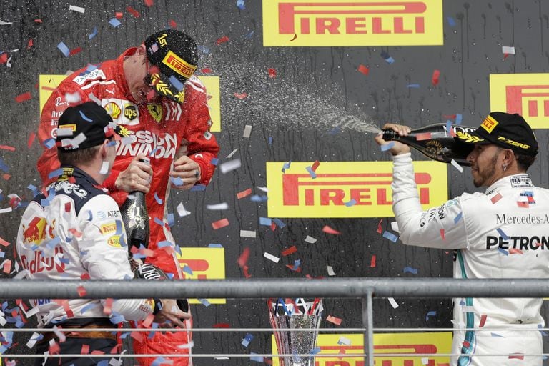 Kimi Räikkönen es el último piloto campeón de Ferrari, por la corona de 2007; en 2018 corrió por última vez por la escudería italiana y venció en Estados Unidos; en el podio lo empapa Lewis Hamilton y lo mira Max Verstappen.