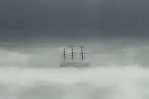 La cinematográfica llegada de la Fragata Libertad en medio de la niebla