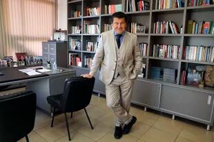 Daniel Ricart en su oficina del colegio, en el barrio de Saavedra