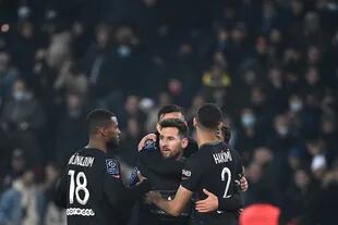 Lionel Messi es felicitado por sus compañeros luego de convertir el tercer gol del PSG frente al Nantes.