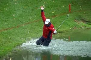 Los 10 mejores tiros de golf desde el agua, con zambullida incluida...