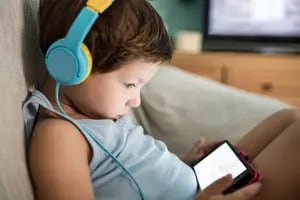 Las estrategias de dos expertas para moderar el uso de los chicos de tabletas y celulares