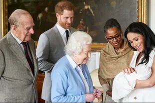 Meghan Markle y el príncipe Harry con su bebé recién nacido Archie, acompañados por la madre de Meghan, la reina de Isabel II y su marido, el duque de Edimburgo