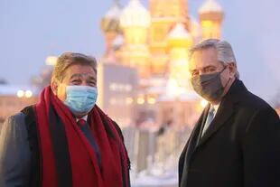 Alberto Fernandez, junto a Mario Ishii en la Plaza Roja de Moscú