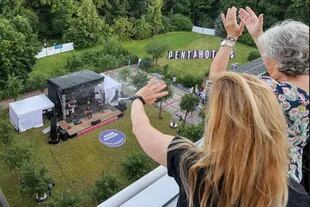 El fin de semana pasada fanáticos de la banda de rock alemana Karat miraron el concierto desde una habitación de un hotel en Sajonia, Chemnitz. El total de los 234 boletos se agotaron en pocos días. "El arte no debe ser silencioso. Lo hemos demostrado hoy", dijo entusiasmado Claudio Dreili