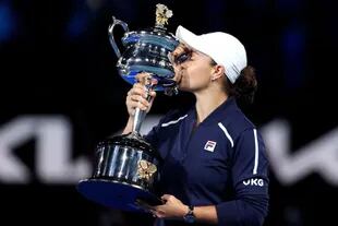 Ashleigh Barty besando el trofeo de campeona del último Australian Open: se retiró del tenis siendo la número 1. 