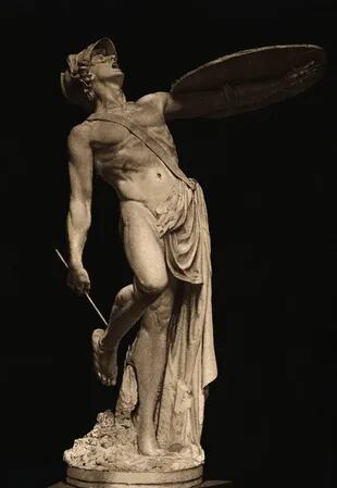 Estatua de Aquiles herido por una flecha en el talón, la única parte vulnerable de su cuerpo