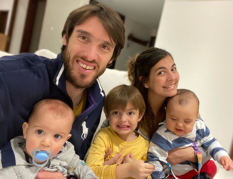 Leo Mayer hoy, retirado del tenis y feliz con la familia que armaron junto con Milagros, su mujer, y los tres chicos: Valentino y los mellizos, Pedro y Camilo. 