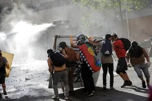 Las calles de Santiago, escenario ayer de nuevos enfrentamientos