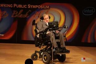 En 2004 Stephen Hawking rectificó su propia teoría y concluyó que los agujeros negros no lo absorben todo